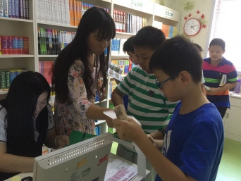 校园“实体书店”  漯河市实验小学的一道美丽风景